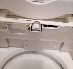 便座のウラ、お掃除